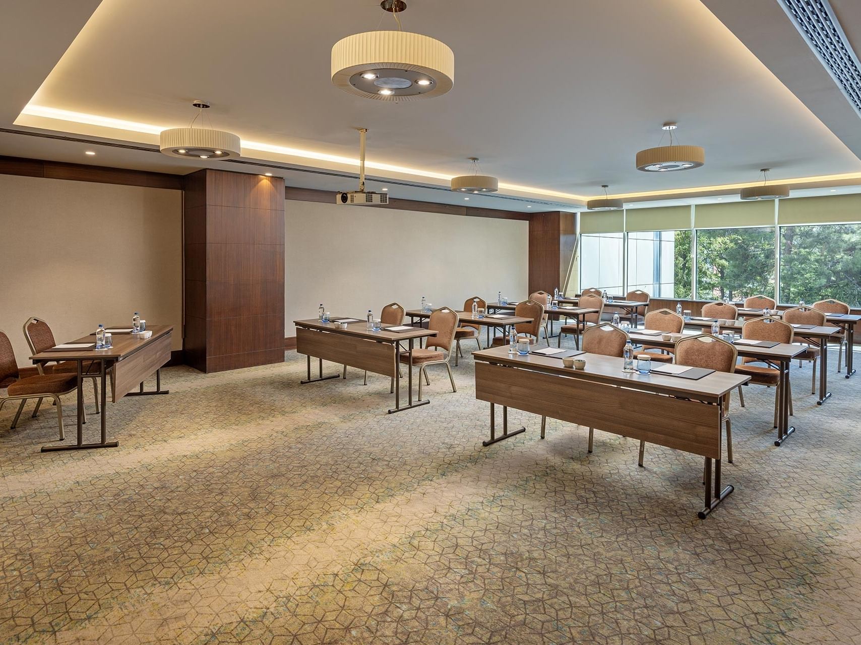 Pacific toplantı salonunda sınıf düzeninde kurulum, su şişeleri ve kâğıtlarla donatılmış, tavan lambalarıyla aydınlatılmış Titanic Port Bakırköy’de.