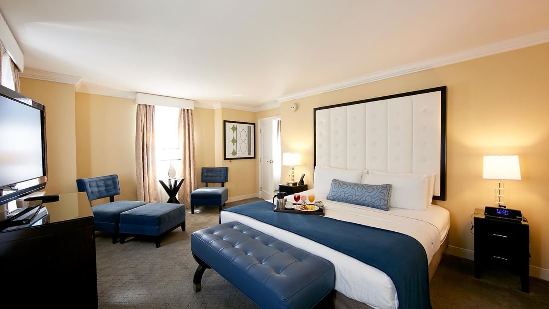 Bed and seating area in Specialty Suite at Warwick Allerton - Chicago