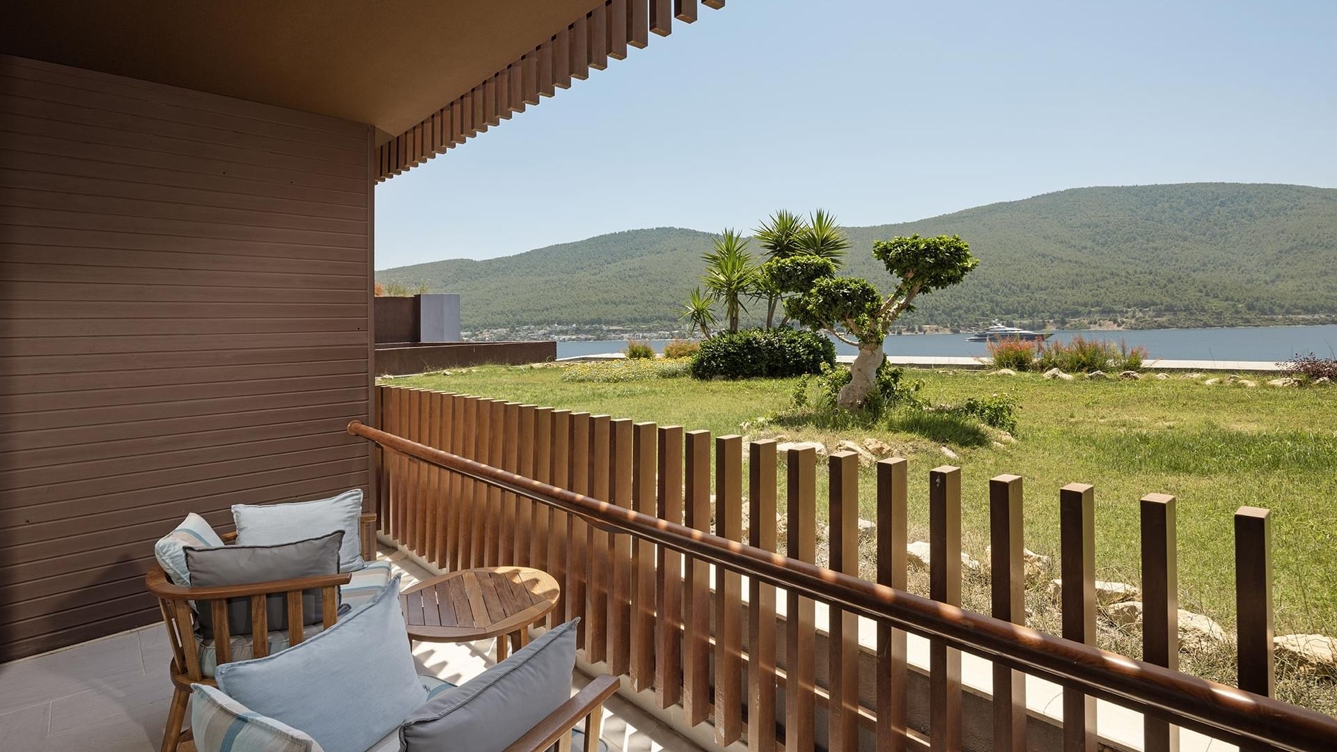Yeşilliklere bakan balkonlu kısmi deniz manzaralı oda –Titanic Luxury Collection Bodrum.