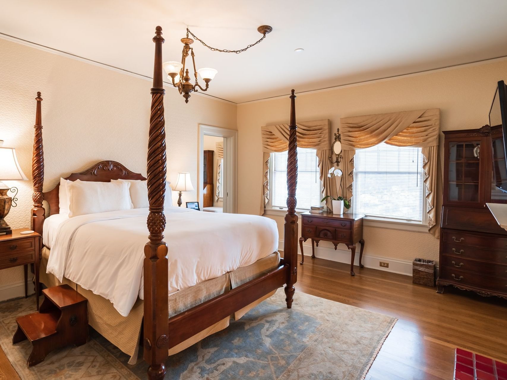 A four poster bed & vintage furniture in Queen's Aviary at Catalina Island Company