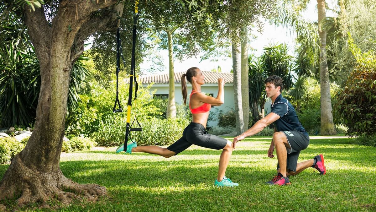 Fitness mujeres o amigos corriendo en el bosque natural o parque para hacer  ejercicio y entrenamiento