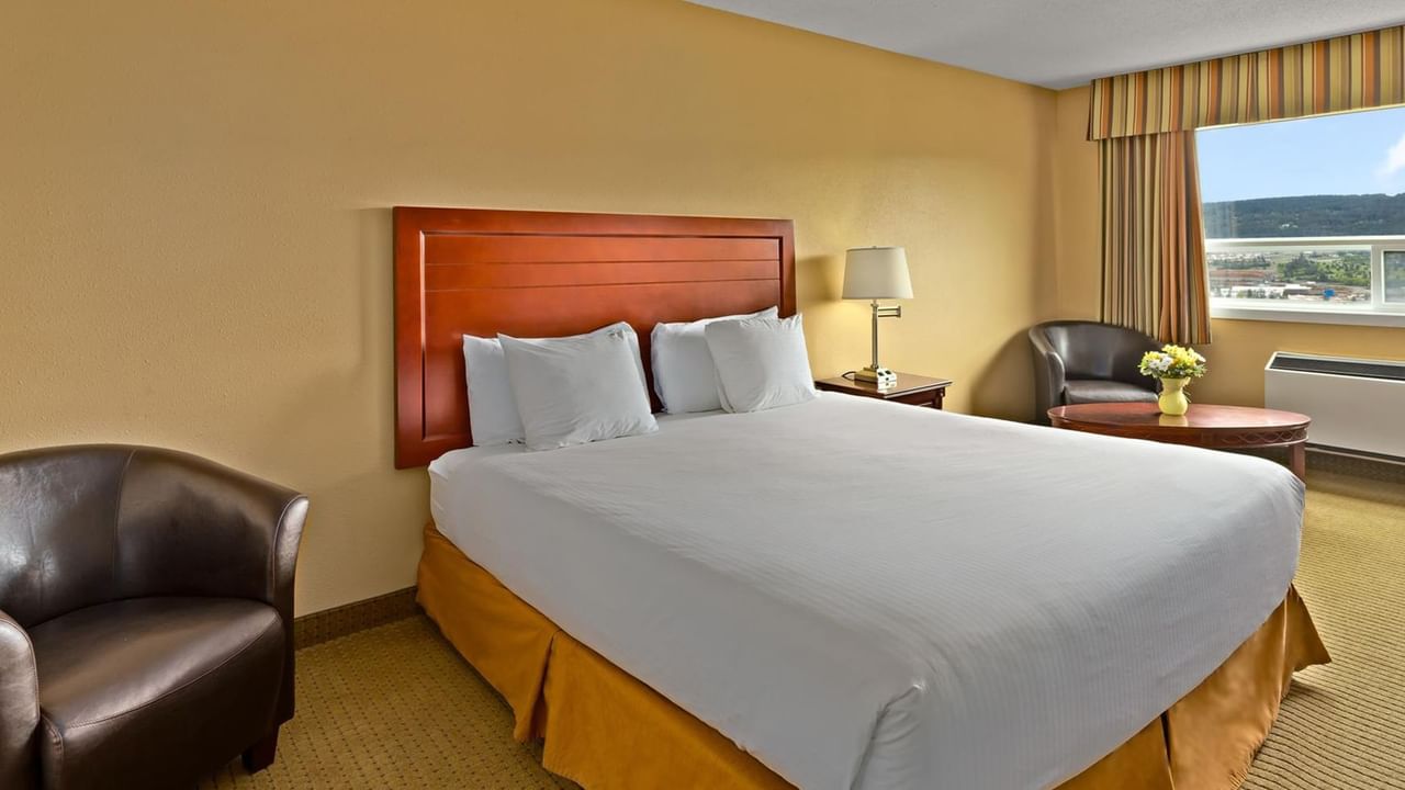 King bed guest room in Williams Lake, BC - Coast Fraser Inn