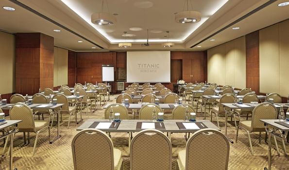 Titanic Business Kartal'daki Azor 2 toplantı salonunda, masa ve sandalyelerle sınıf düzeninde hazırlanmış toplantı odası.