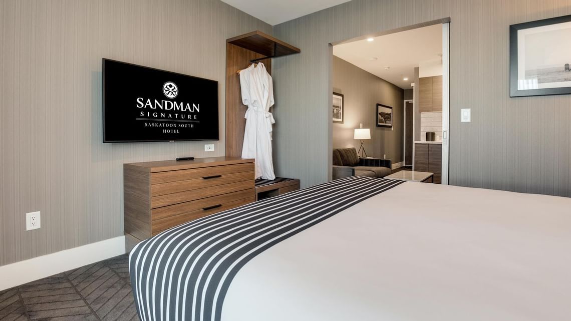 Standard Suite, 1 King Bed, Sofa Bed, Sandman Signature