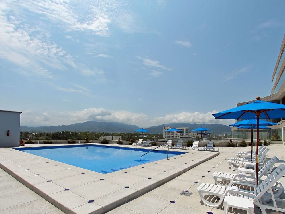 Tumbonas en la zona de la azotea de One Hotels