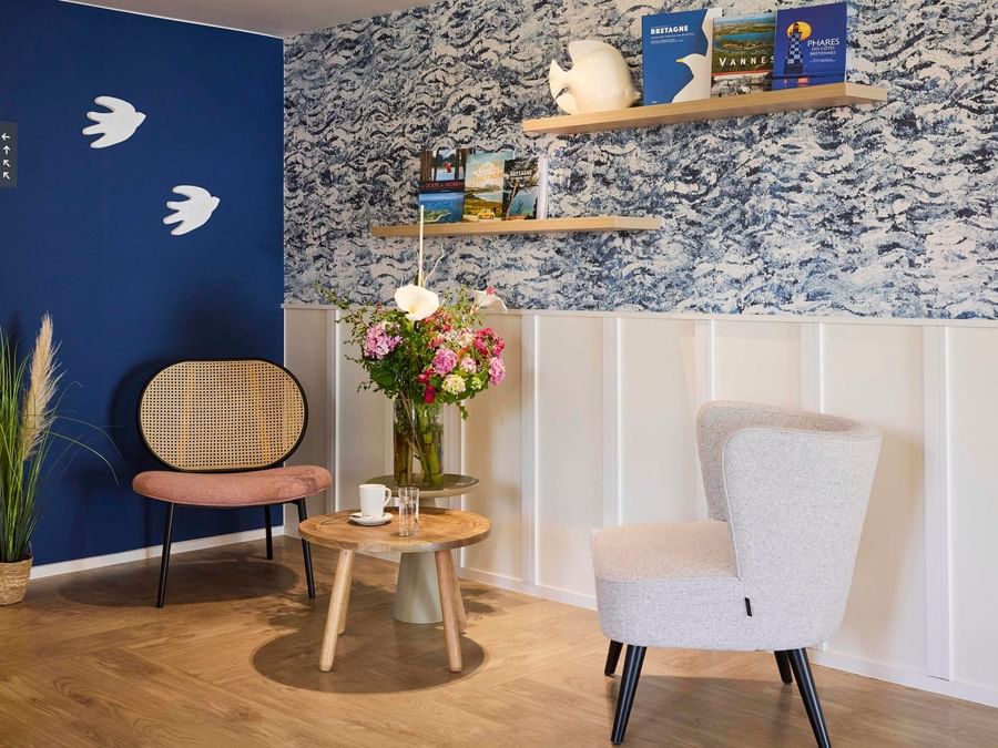 Salon élégant avec fauteuils et plantes à Hôtel La Marébaudière.