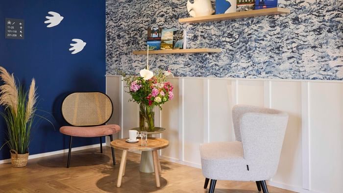 Salon élégant avec fauteuils et plantes à Hôtel La Marébaudière.