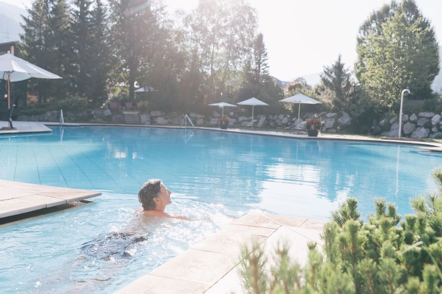 Schwimmer im Aussenpool im Hotel Liebes Rot Flüh, Haldensee Tiro