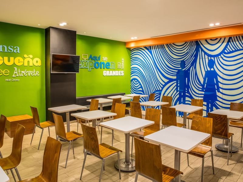 Mesas de comedor en la sala de desayunos de One Hotels