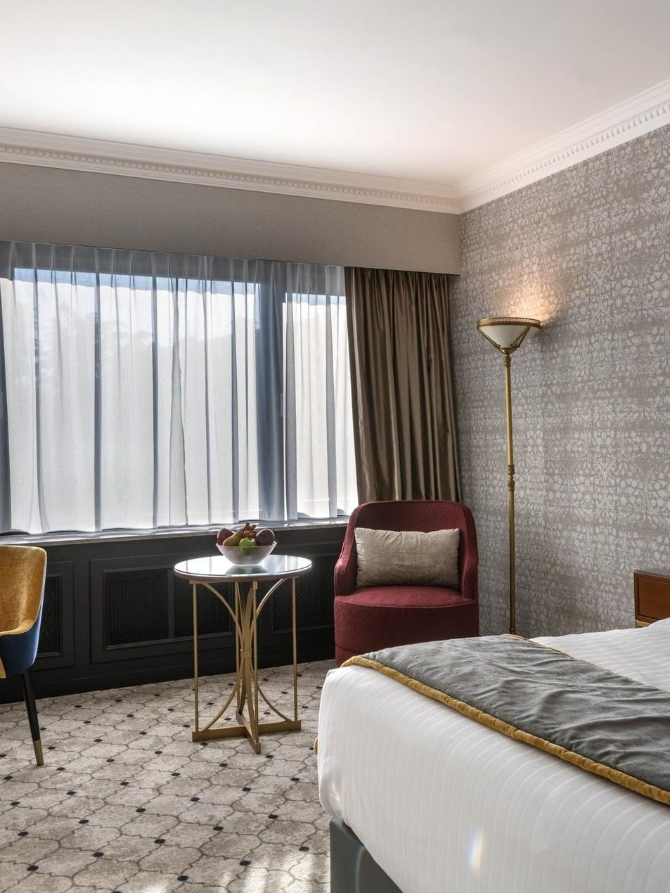 Comfortabele Superior Kamer met luxe meubels en uitzicht op Brussel bij Hotel Barsey by Warwick.