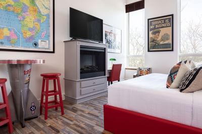 Comfy bed, workspace & TV with fireplace in Superior Loft at Retro Suites Hotel