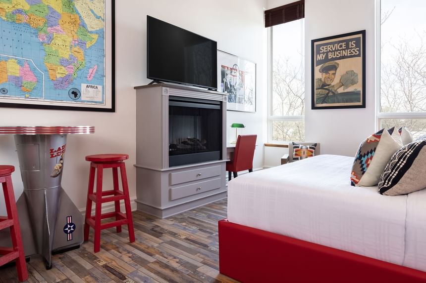 Comfy bed, workspace & TV with fireplace in Superior Loft at Retro Suites Hotel