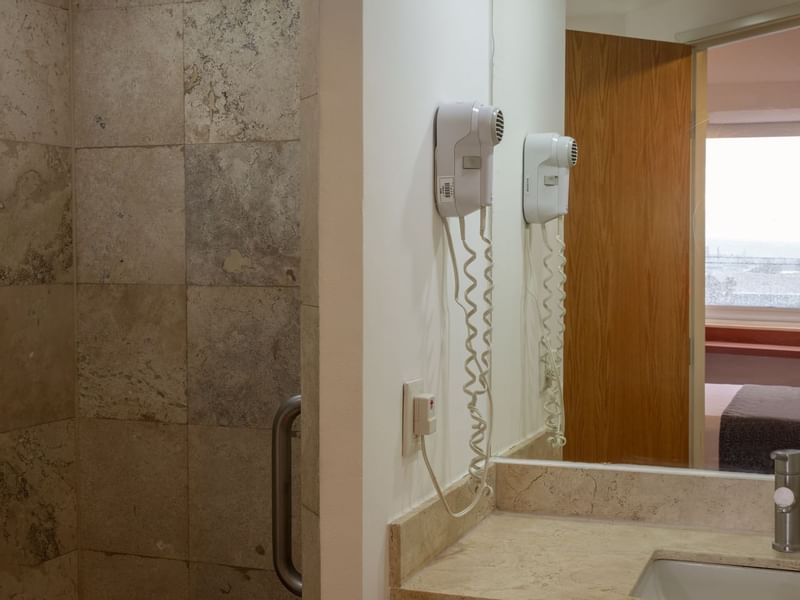 Área de tocador en habitación Superior Queen en One Hotels