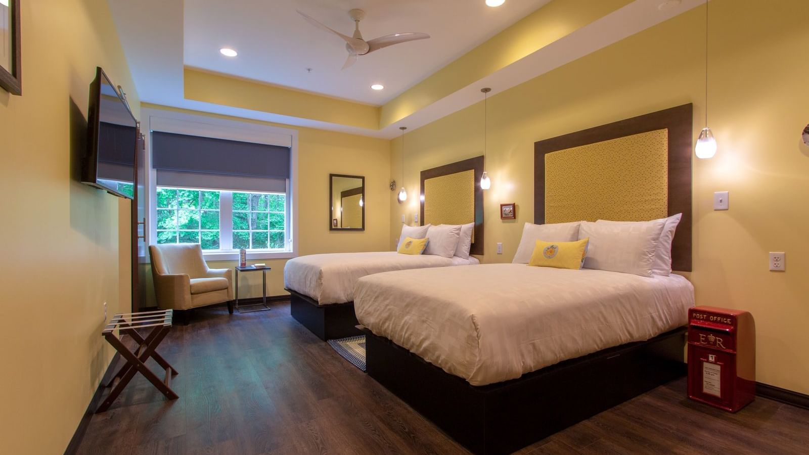 Twin beds, TV & lounger, England-themed Room, The Whittaker Inn