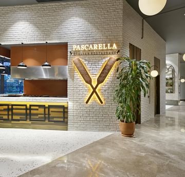 Pascarella, итальянский ресторан с современным входом в отеле Titanic Deluxe Lara