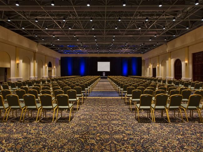 Salón de baile Hacienda con montaje tipo teatro y sillas ordenadas en Hacienda del Mar Los Cabos