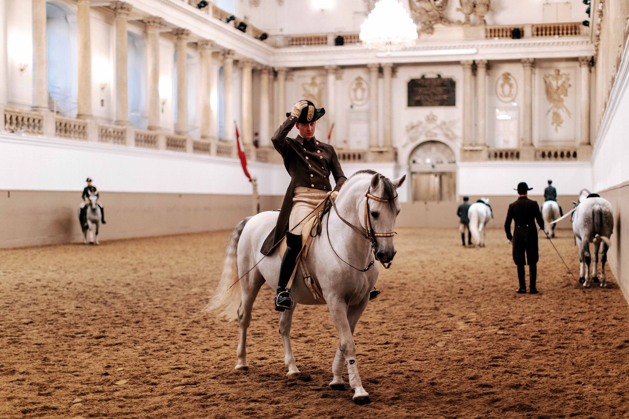 Reiter der Spanischen Hofreitschule mit Lipizzanern in der barocken Winterreitschule in Wien