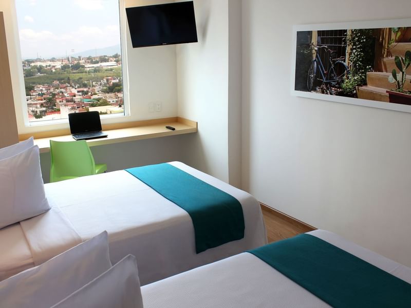 Habitación Superior con cama grande y ventanas abiertas en One Hotels