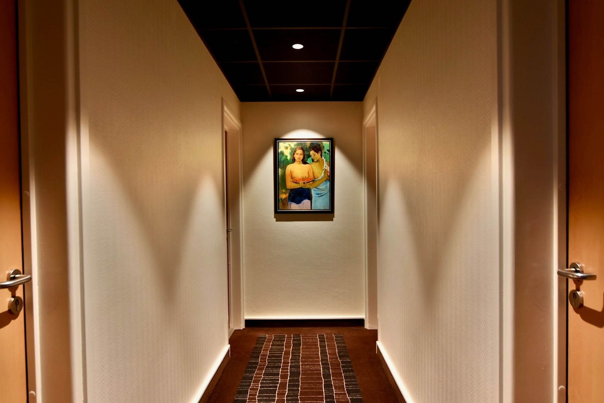 Tableau accroché dans un couloir à l'Escale Oceania Lorient