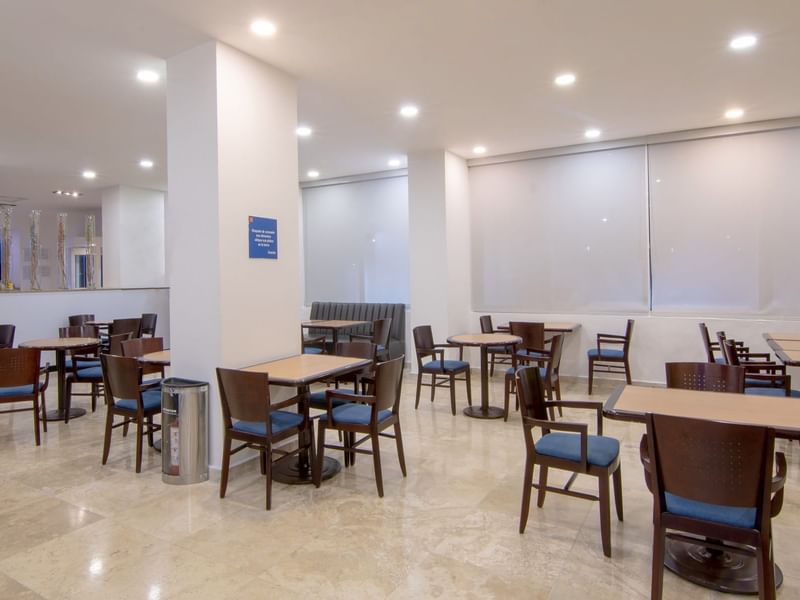 Mesas de comedor en la sala de desayunos del Fiesta Americana Travelty