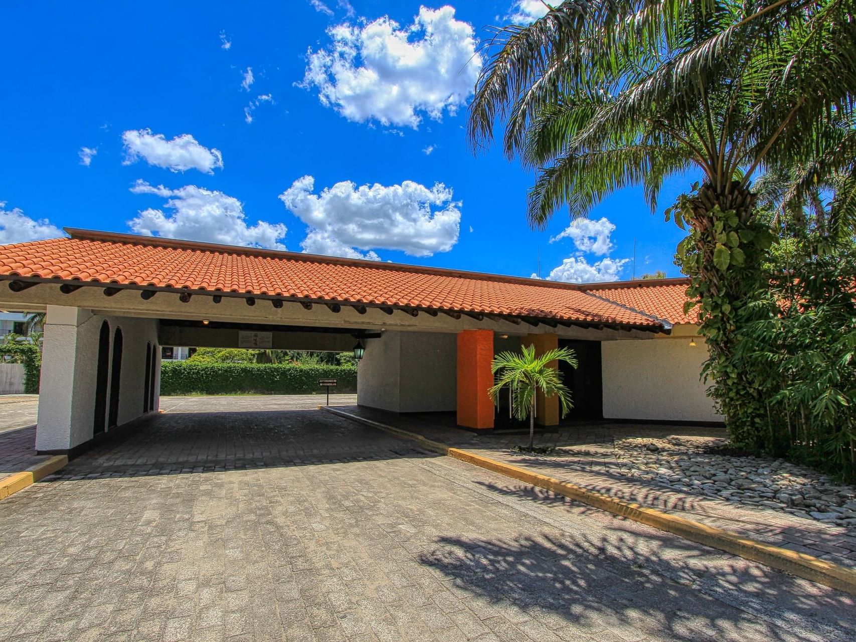 Exterior of the hotel entrance at Ciudad Real Palenque