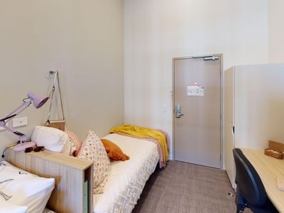 Twin Room with two beds and two desks at UniLodge Herston.