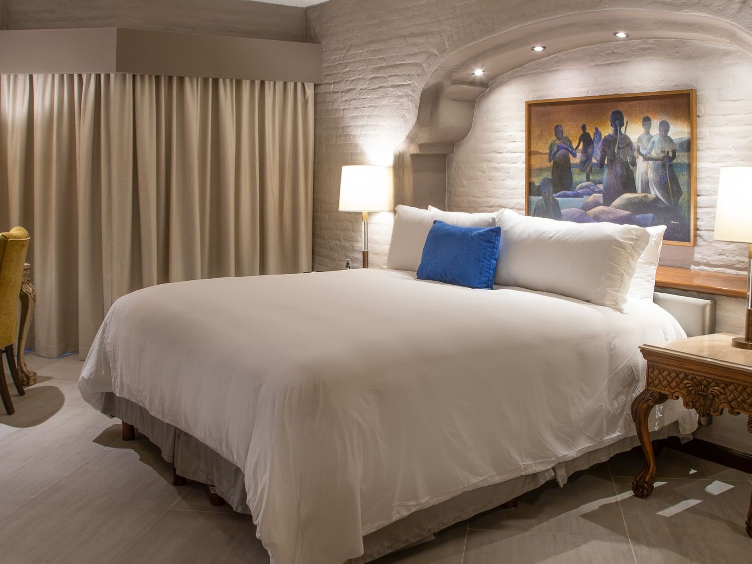 Suite Presidencial King con cama king, techos abovedados de ladrillo y arte colonial en Quinta Real Guadalajara