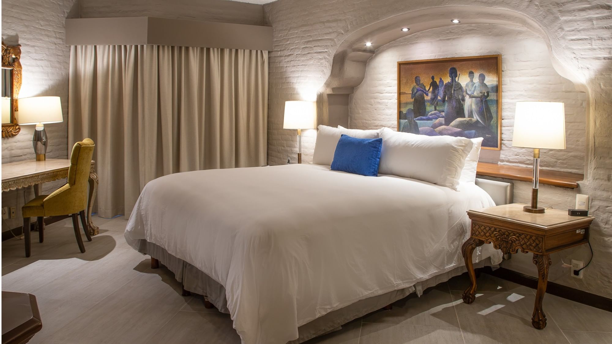 Suite Presidencial King con cama king, techos abovedados de ladrillo y arte colonial en Quinta Real Guadalajara