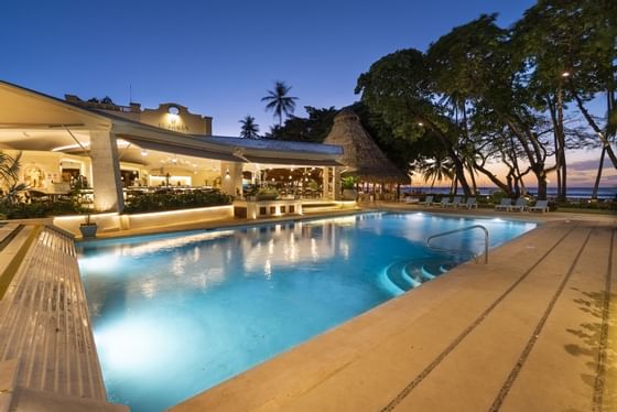 Piscina en Tamarindo Diria Beach Resort
