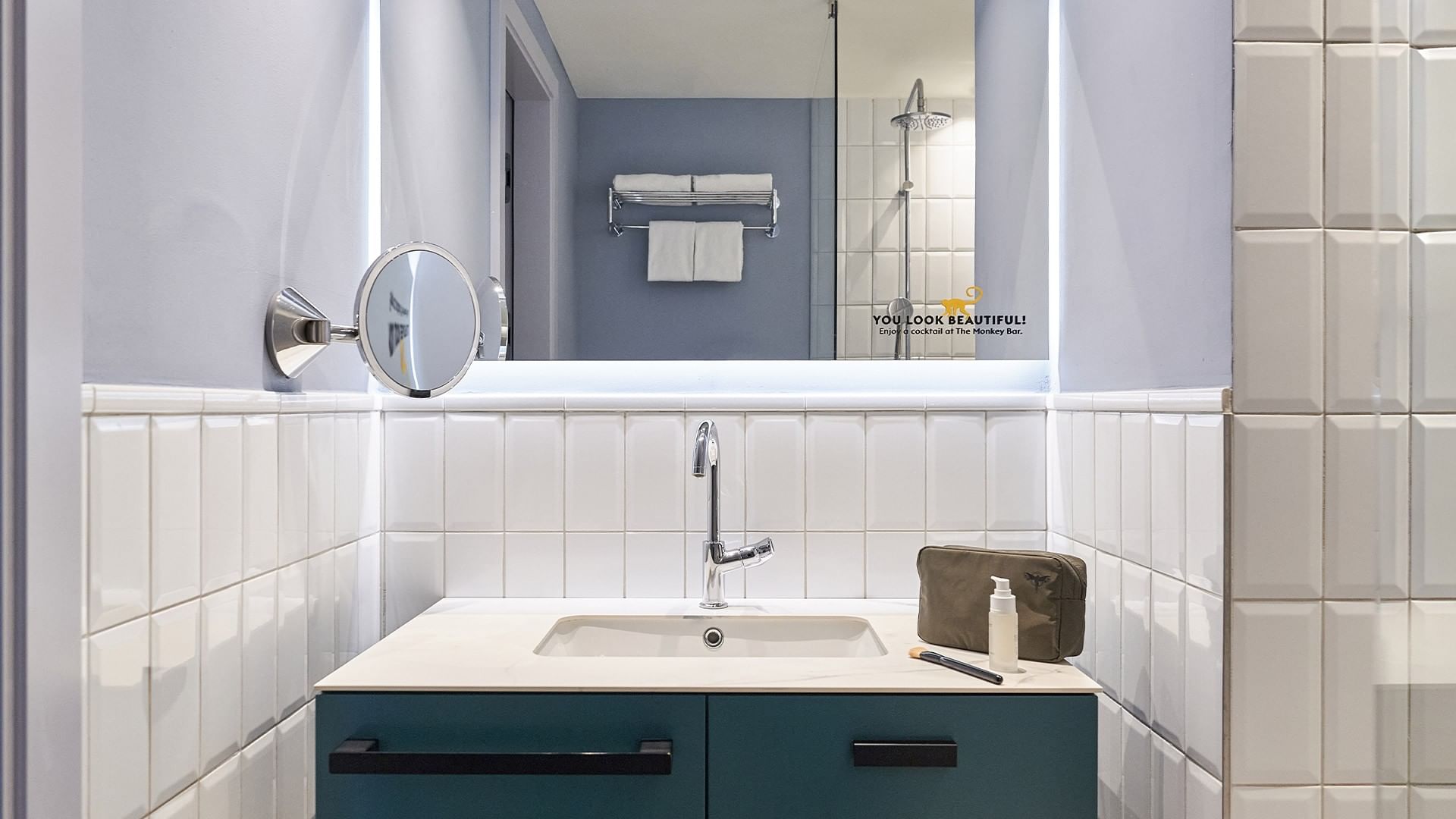 Koupelna s umyvadlem a zrcadlem v Double Room v Falkensteiner Hotel Prague.