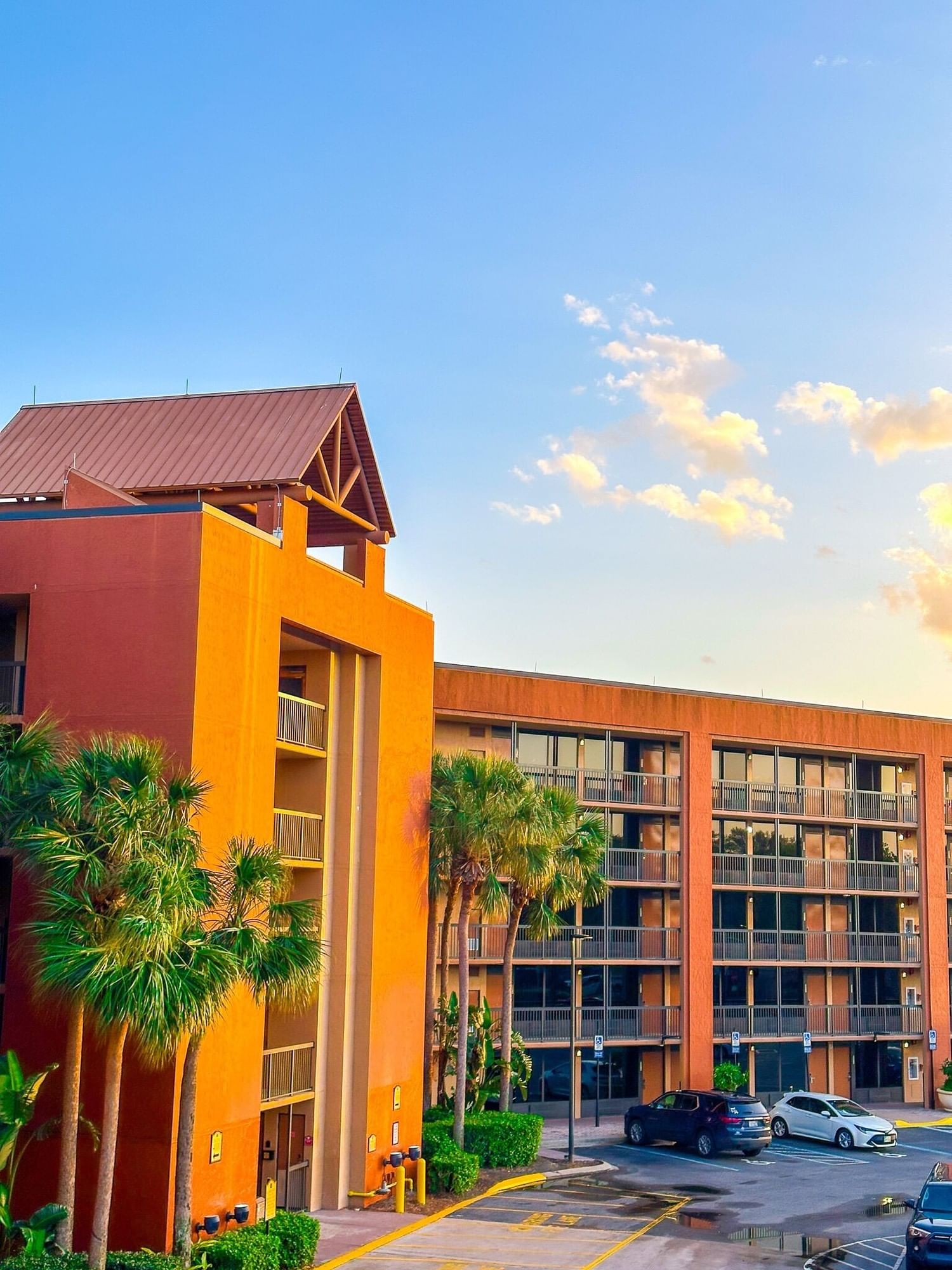 The front of Rosen Inn Lake Buena Vista glowing gold at twilight.