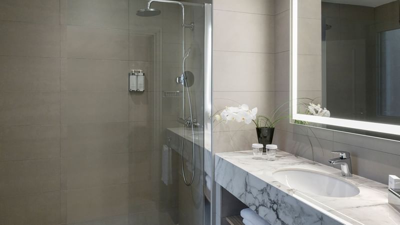 Vanity & shower of Executive Suite at Warwick Reine Astrid - Lyon