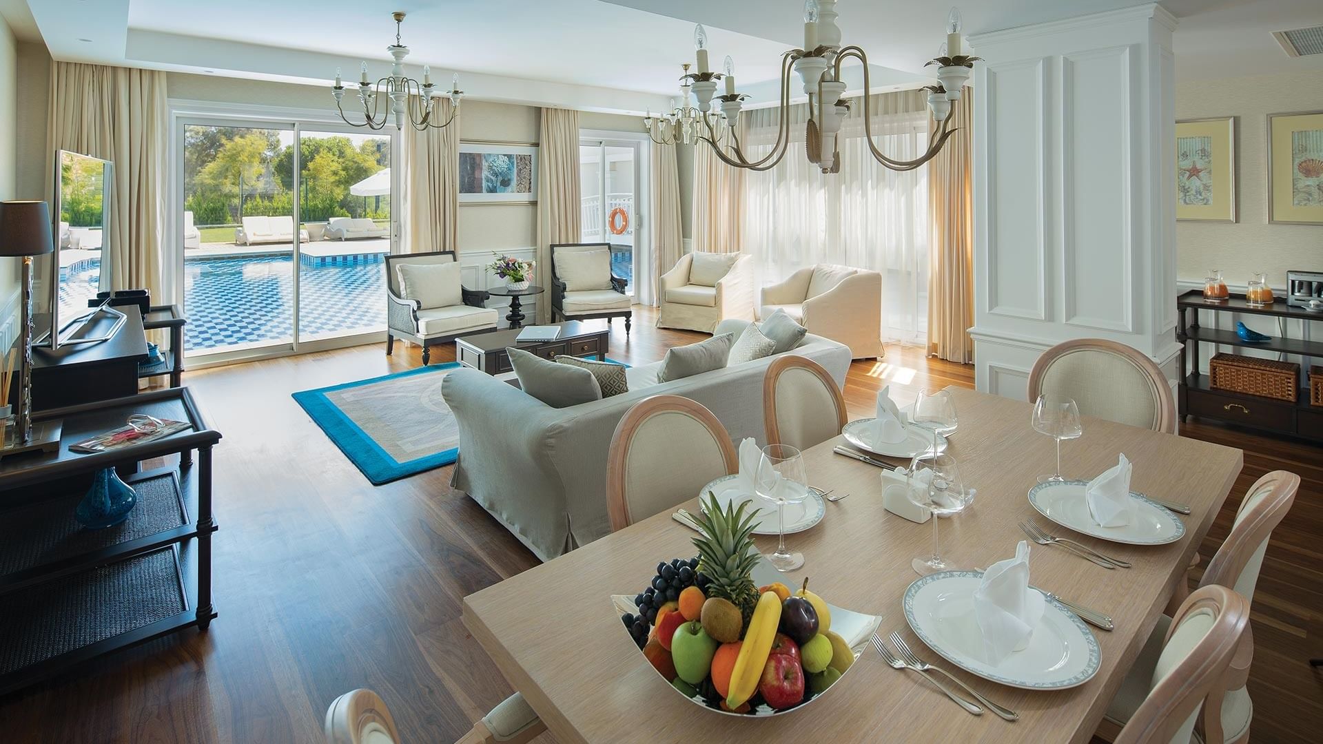 Вилла Superior в Titanic Deluxe Golf Belek — уютная гостиная с элегантным обеденным столом рядом.