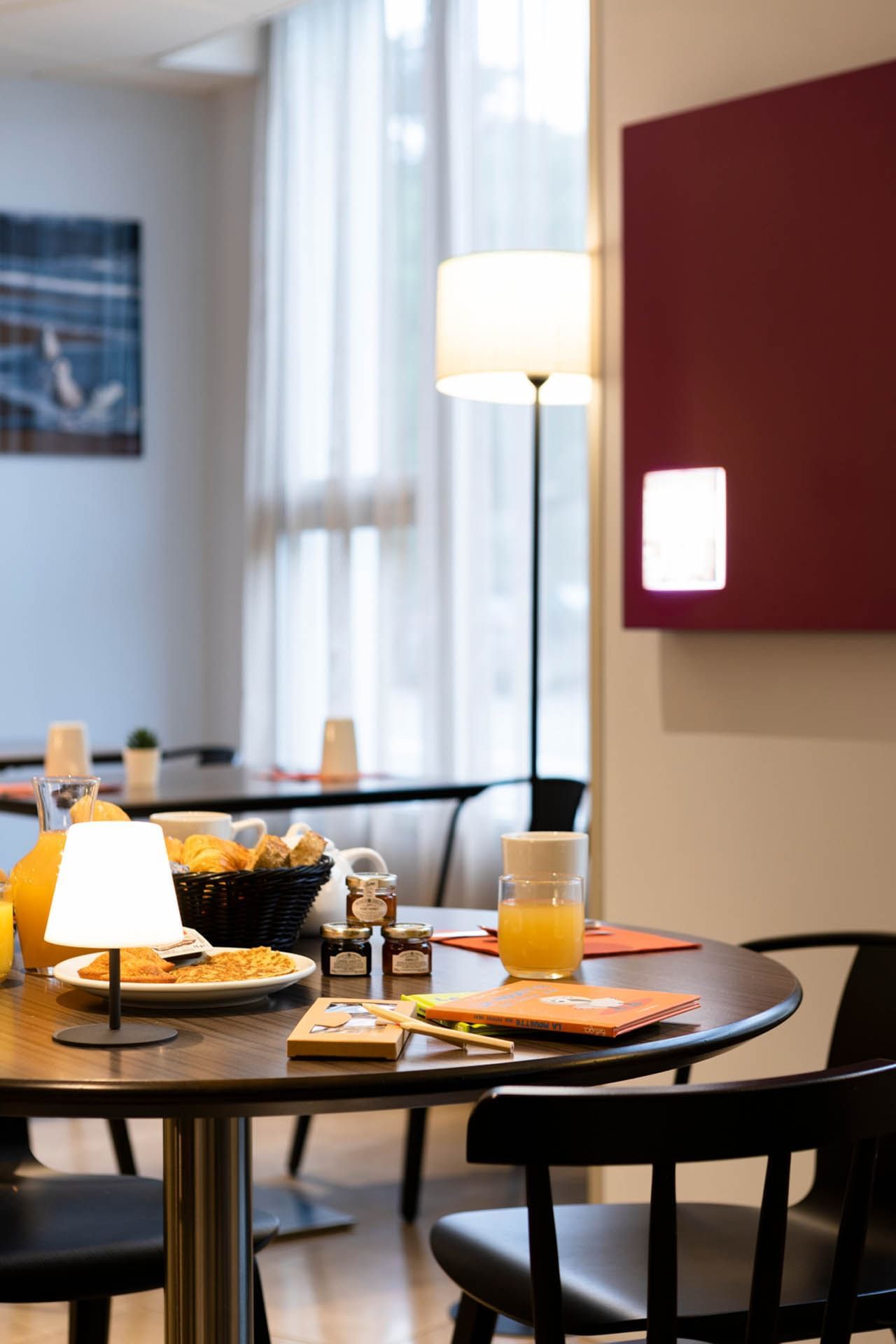 Petit-déjeuner servi sur une table à l'Escale Oceania Pornichet La Baule