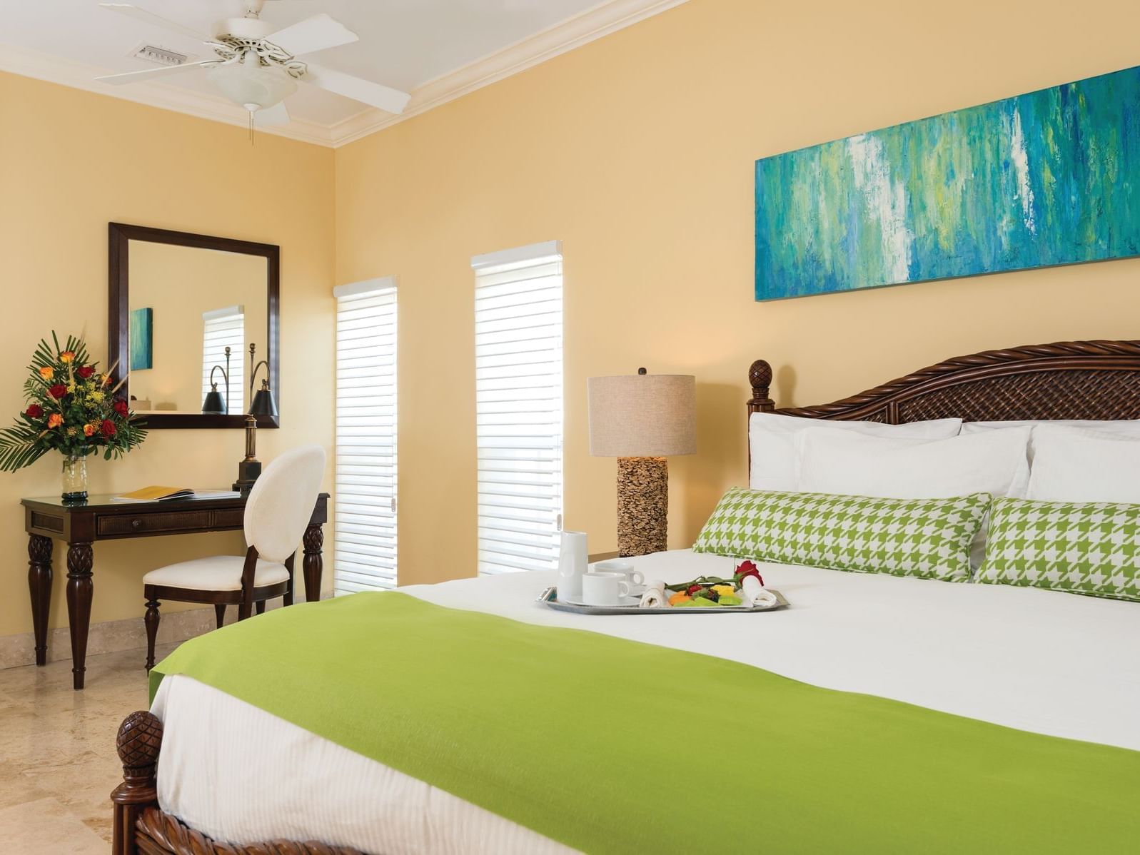 Bedroom of 1 Bedroom Junior Suite at Windsong Resort On The Reef