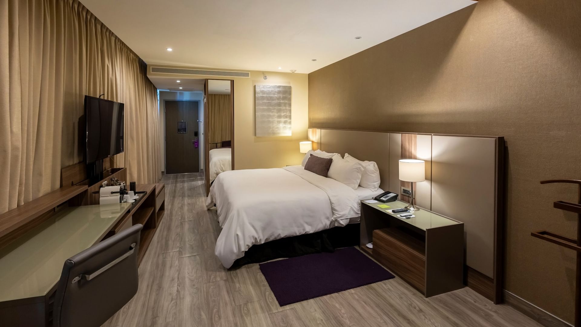 Junior Suite con cama king, televisión, escritorio y vista panorámica en Camino Real Fashion Drive Monterrey
