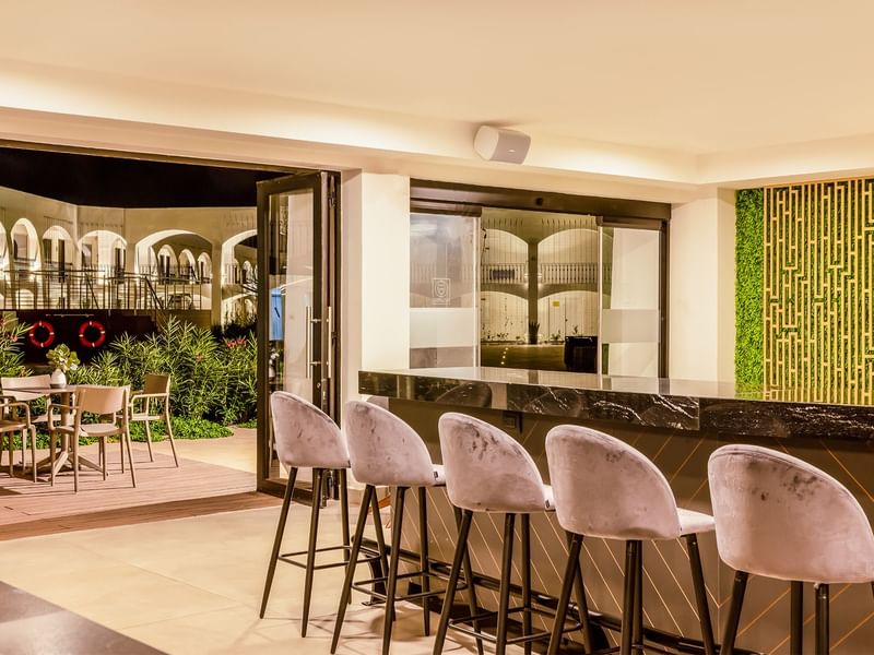 Barján Cocktail Lounge bar counter, Fiesta Americana Travelty