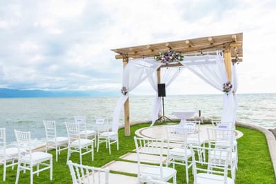 Decoration of a wedding altar at Buenaventura Grand Hotel