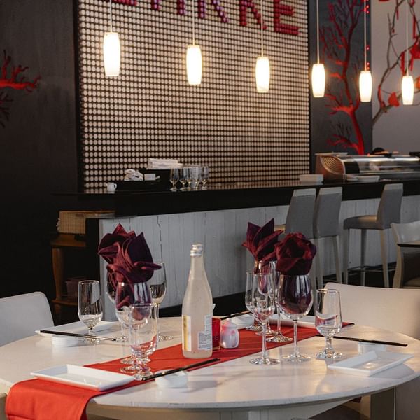 Mesa de comedor elegantemente decorada en el restaurante Sakke en Marquis Los Cabos Resort & Spa, San José del Cabo.
