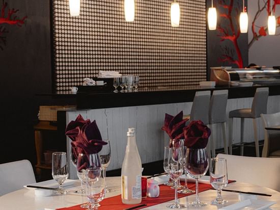 Mesa de comedor elegantemente decorada en el restaurante Sakke en Marquis Los Cabos Resort & Spa, San José del Cabo.