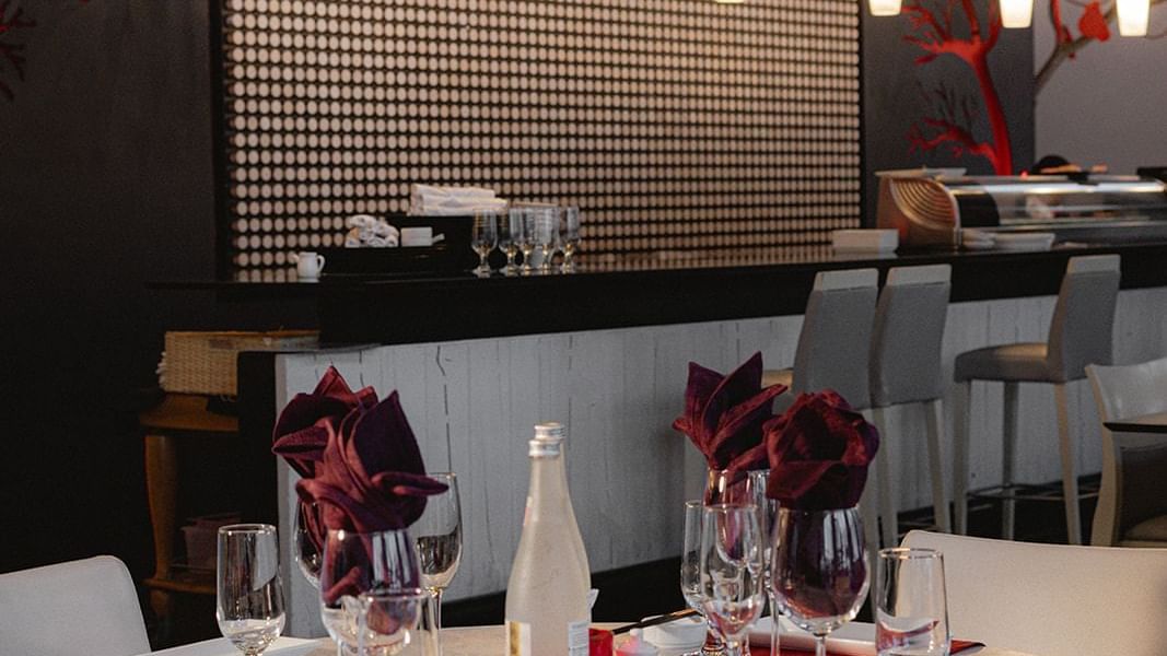 Mesa de comedor elegantemente decorada en el restaurante Sakke en Marquis Los Cabos Resort & Spa, San José del Cabo.