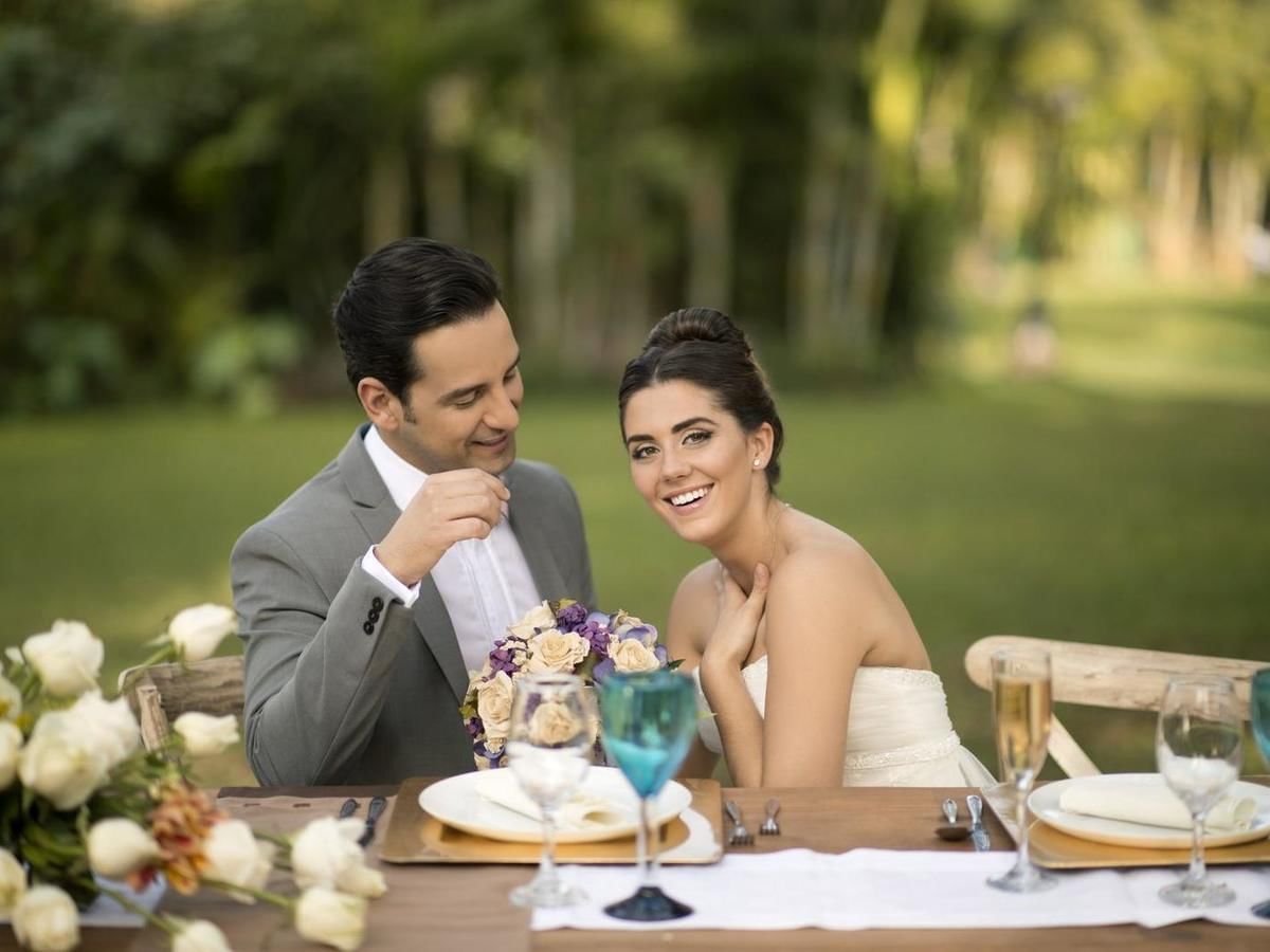 Un matrimonio pasando tiempo de calidad al aire libre en FA Hotels