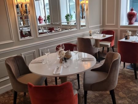Dining table set-up in Restaurant Le Celadon at Hôtel Westminster - Paris