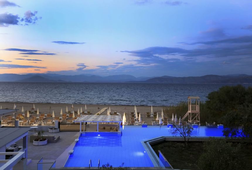 Општи поглед на хотел на плажи Цавомарина у вечерњим сатима