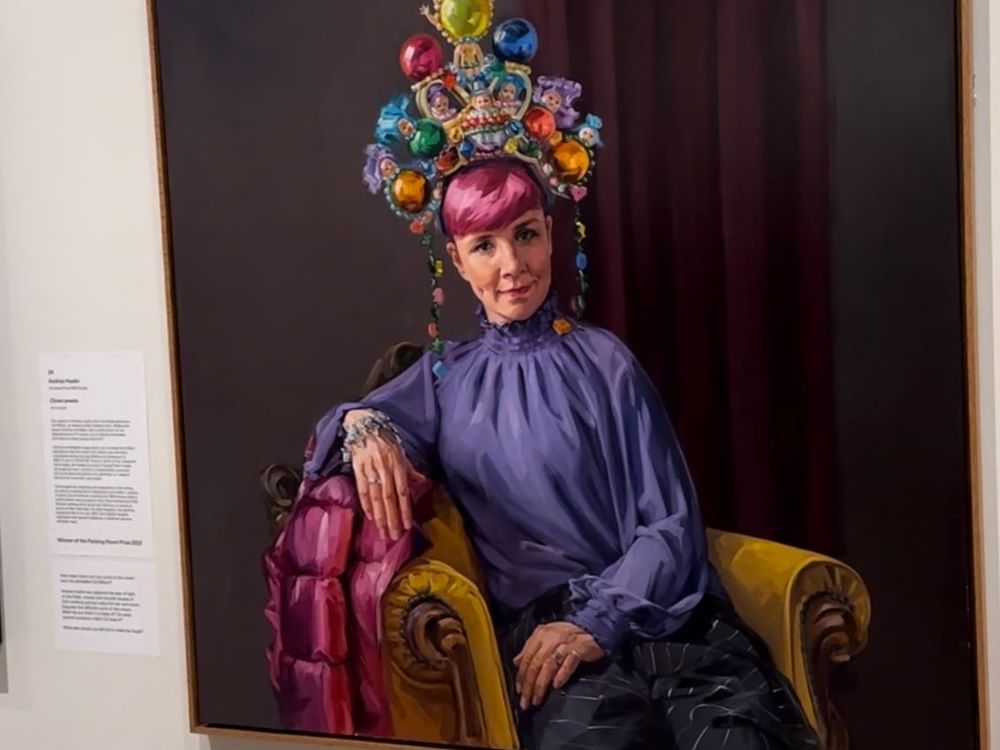 Lady in The Art Gallery of NSW near Sofitel Sydney Wentworth