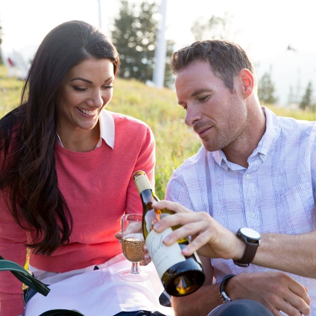 Couple drinking wine outside