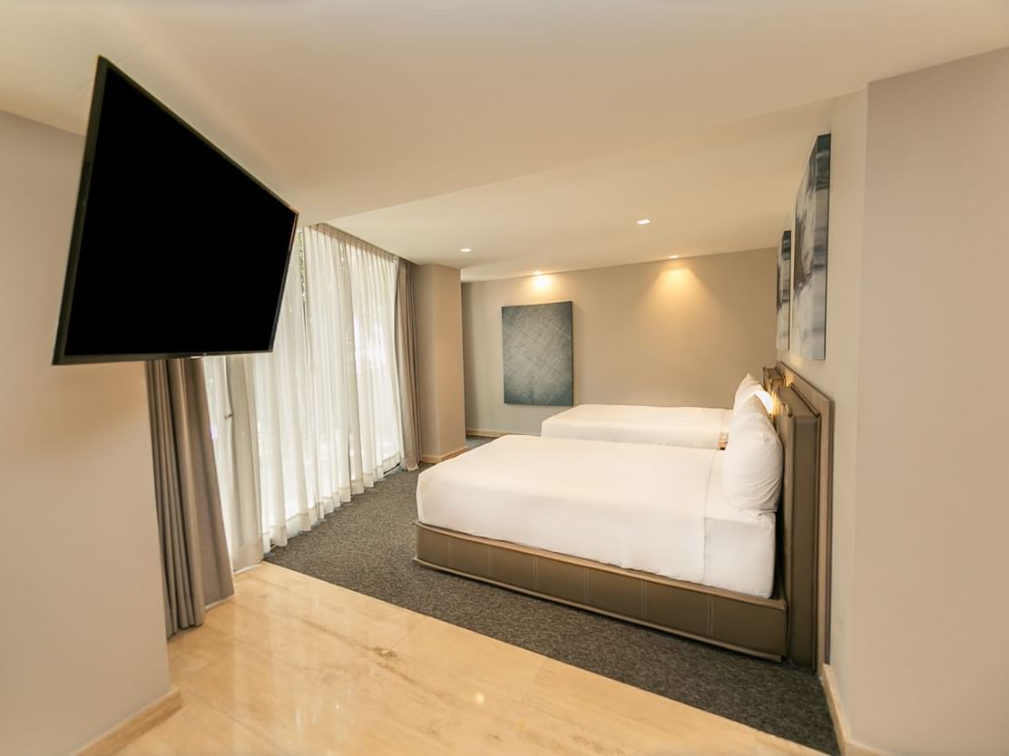 Habitación Deluxe Double con Terraza y televisión en la pared en Elements by Marquis Ciudad de México.