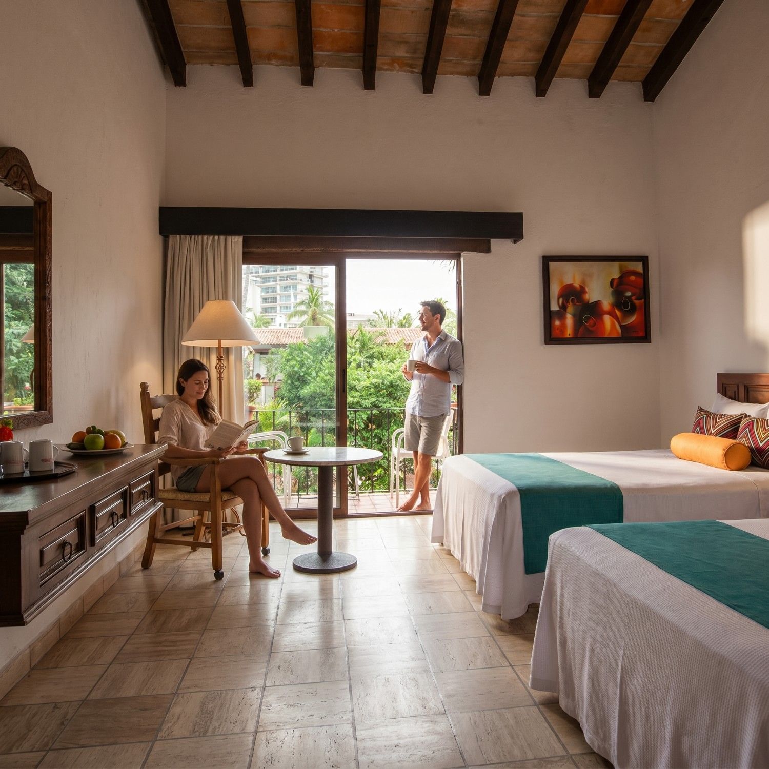Pareja disfrutando una escapada de desconexión digital en una habitación de estilo mexicano tradicional en Hacienda Buenaventura Puerto Vallarta