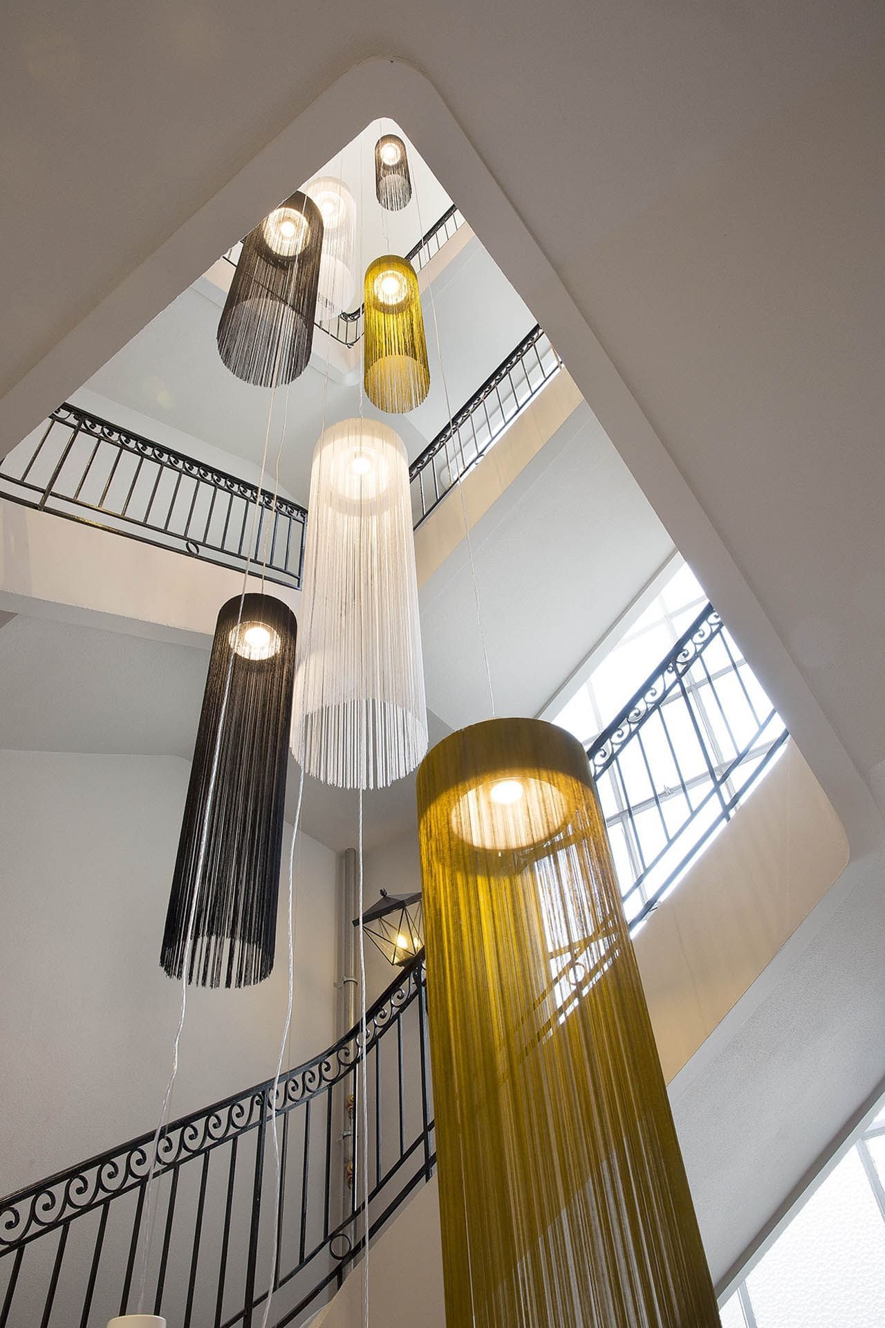 Lustre près de l'escalier à Oceania Hôtel de France Nantes