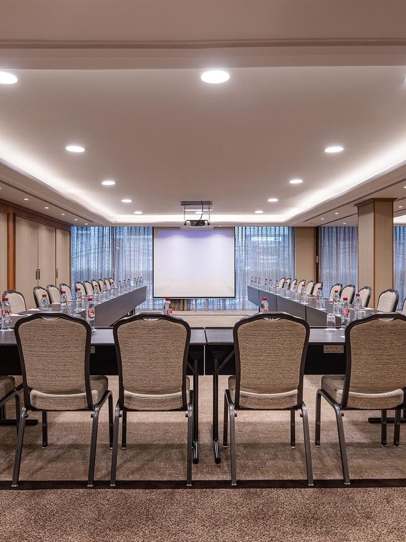 U-shaped table set up facing the projector screen in Duquesnoy B at Warwick Grand Place Brussels